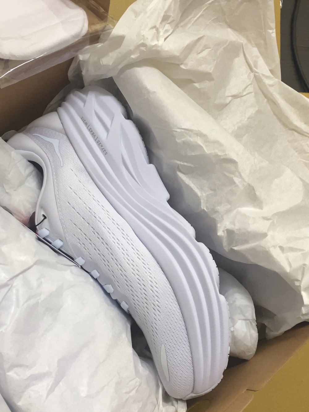 ホワイト系のシューズを着用したメンズの冬コーディネートの3枚目の写真