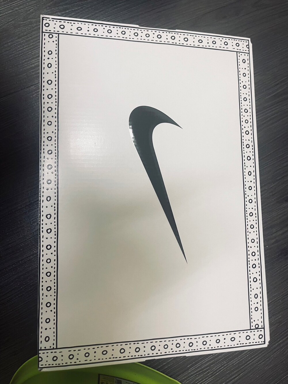 ホワイト系のシューズ、ブラック系のファッション雑貨を着用したメンズの春コーディネートの3枚目の写真