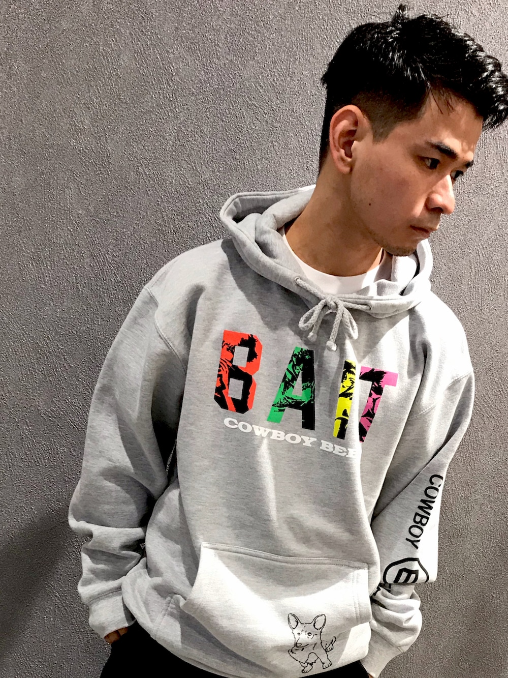 グレー系のパーカーを着用したメンズの秋コーディネートの2枚目の写真