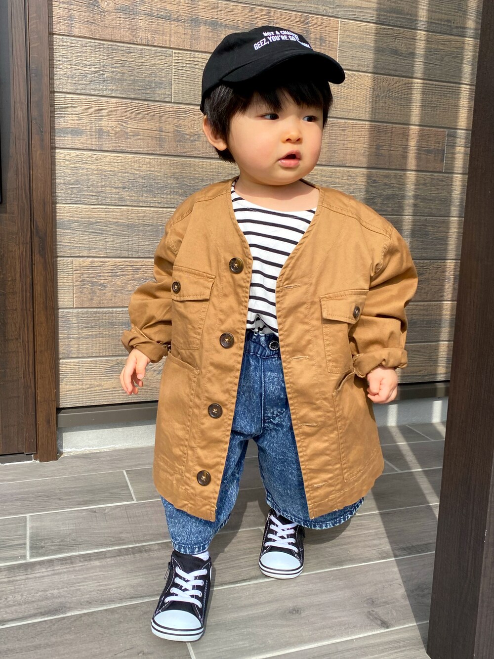 「男の子、1歳7カ月、はるコーデ、ボーダートップス、devirock、チャオパニックティピー(CIAOPANIC TYPY)、birthday、コンバース、ワイドシルエット、ワイドデニム、キャップ、春コーデ、休日スタイル、春夏コーデ」｜「devirockのロゴ入りローキャップ（キャップ、ブラック系）」を使った、KAI★AO☺︎さん（キッズ・80cm）の春コーディネートの3枚目の写真