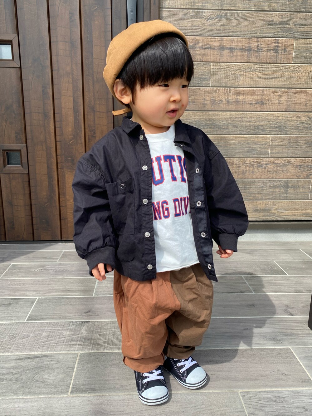 「カジュアルコーデ、白Tシャツ、バイカラーパンツ、NAUTICA、チャオパニックティピー(CIAOPANIC TYPY)、韓国こども服、ハイカットスニーカー、コンバース、フィッシャーマンキャップ、ロゴT」｜「CONVERSEのconverse コンバース BABY ALL STAR N Z ベビーシューズ(ベビーオールスターNZ)（スニーカー、ブラック系）」を使った、KAI★AO☺︎さん（キッズ・80cm）の春コーディネートの4枚目の写真