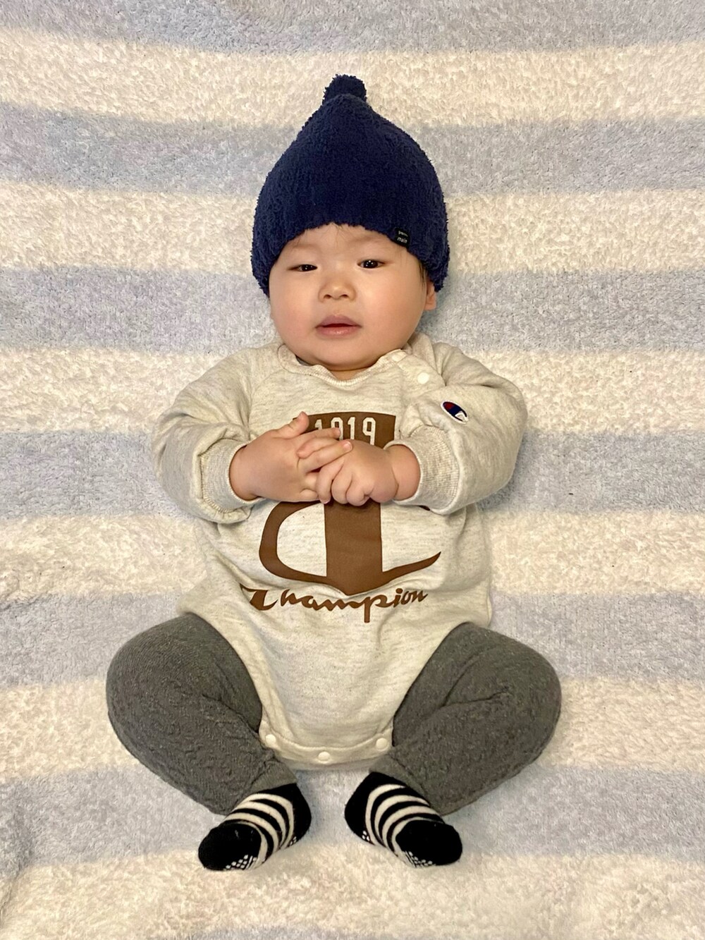 「１０ヶ月Boy、チャンピオン、タイツ×靴下、ロンパース、ロンパースはそろそろ卒業、petit main、ニット帽」｜「petit mainのとんがりマシュマロビーニー（ニットキャップ/ビーニー、ブルー系）」を使った、KAI★AO☺︎さん（キッズ・90cm）の冬コーディネートの3枚目の写真