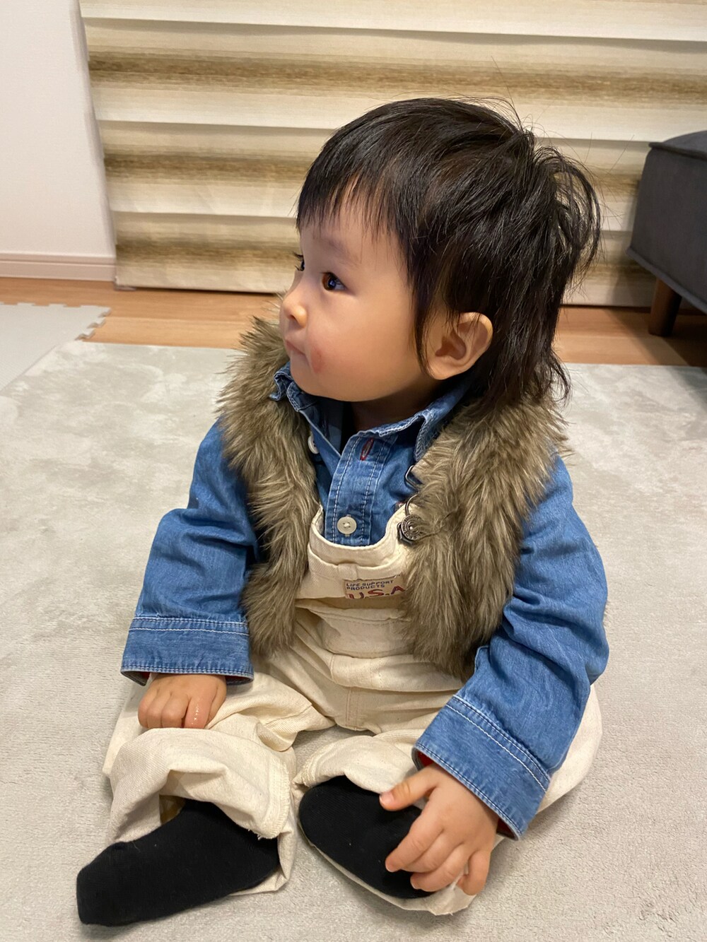 「デニムシャツ、プチプラ、ファーベスト、男の子、白サロペット、1歳2ヶ月、adidas♥️Love、STOP 誹謗中傷」｜「Life Support Productsの【コットンUSA】デニムオーバーオール（80～160cm）（サロペット/オーバーオール、ホワイト系）」を使った、KAI★AO☺︎さん（キッズ・80cm）の秋コーディネートの2枚目の写真