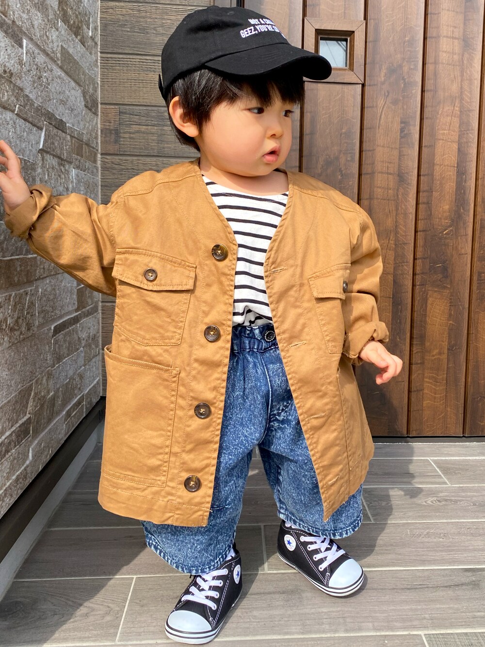 「男の子、1歳7カ月、はるコーデ、ボーダートップス、devirock、チャオパニックティピー(CIAOPANIC TYPY)、birthday、コンバース、ワイドシルエット、ワイドデニム、キャップ、春コーデ、休日スタイル、春夏コーデ」｜「devirockのロゴ入りローキャップ（キャップ、ブラック系）」を使った、KAI★AO☺︎さん（キッズ・80cm）の春コーディネートの4枚目の写真