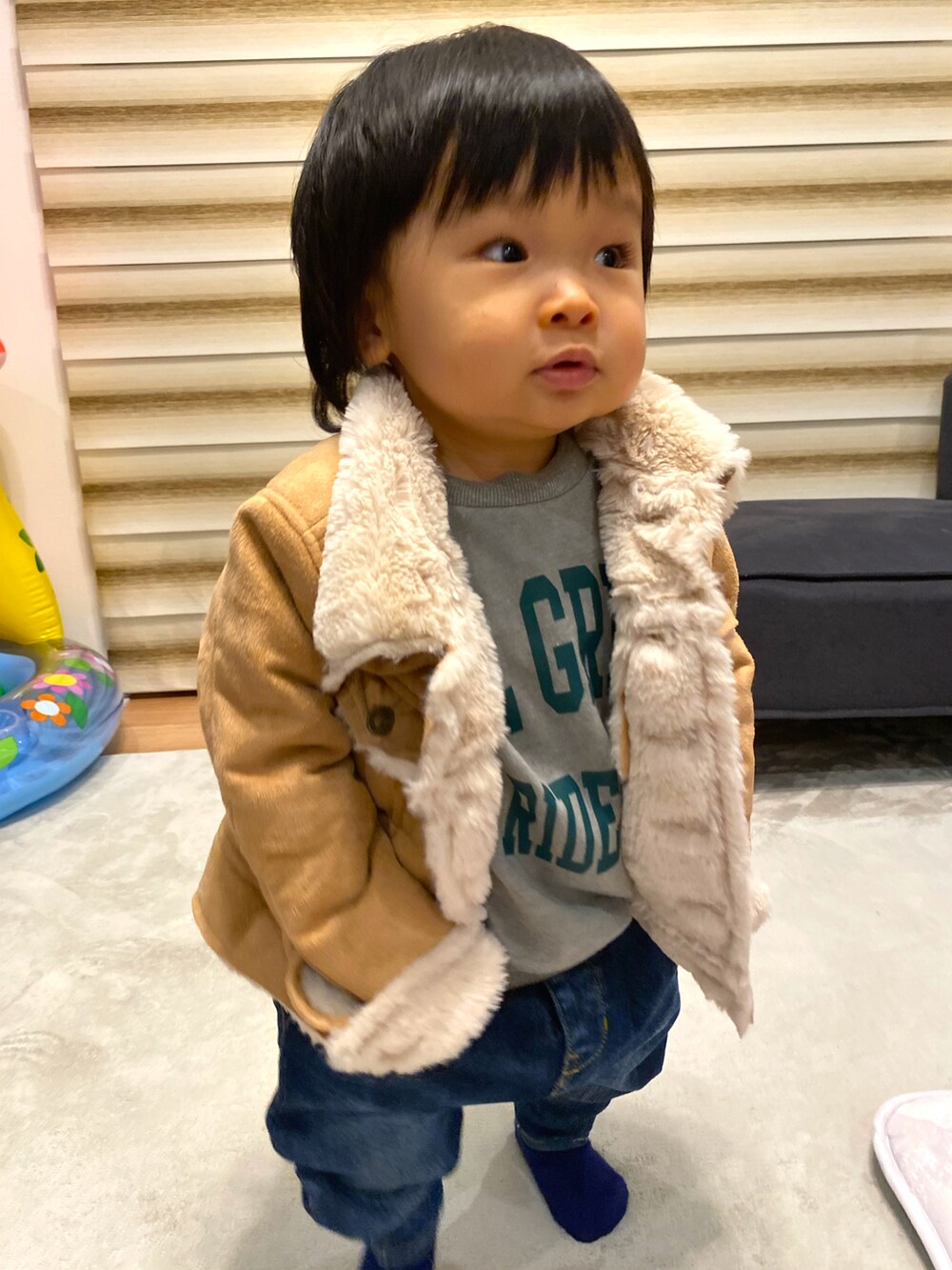 「1歳5ヶ月、男の子、ムートンコート、ブランシェス、オーバーオール、STOP 誹謗中傷、ジーンズ、おしゃれさんと繋がりたい、キッズファッション、クゥオティユースフィス、チャオパニックティピー(CIAOPANIC TYPY)、シンプルコーデ」|「BRANSHESの【カレッジロゴ】カラースリーブトレーナー(スウェット、グレー系)」を使った、KAI★AO☺︎さん(キッズ・80cm)の冬コーディネートの3枚目の写真
