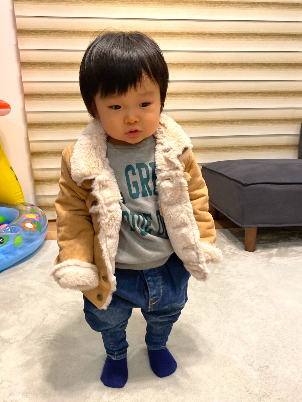 「1歳5ヶ月、男の子、ムートンコート、ブランシェス、オーバーオール、STOP 誹謗中傷、ジーンズ、おしゃれさんと繋がりたい、キッズファッション、クゥオティユースフィス、チャオパニックティピー(CIAOPANIC TYPY)、シンプルコーデ」|「BRANSHESの【カレッジロゴ】カラースリーブトレーナー(スウェット、グレー系)」を使った、KAI★AO☺︎さん(キッズ・80cm)の冬コーディネートの4枚目の写真