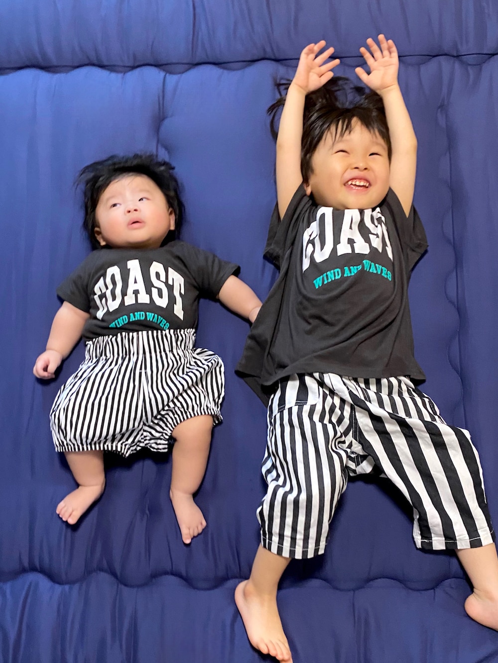 「ロンパース、4カ月、男の子ベビー、ペアマノンストリート、兄弟リンクコーデ、かぼちゃパンツ」｜「PAIRMANON STREETの【PAIRMANON STREET】【プレミアムコットン100】【かぞくおそろい】【ベビー】オリジナルグラフィック半袖Tシャツロンパース（ロンパース、ブラック系）」を使った、KAI★AO☺︎さん（キッズ・90cm）の夏コーディネートの4枚目の写真