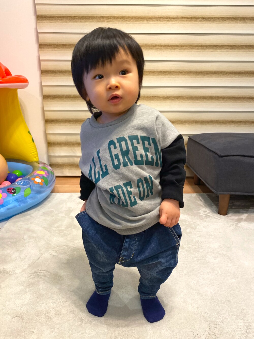 「1歳5ヶ月、男の子、ムートンコート、ブランシェス、オーバーオール、STOP 誹謗中傷、ジーンズ、おしゃれさんと繋がりたい、キッズファッション、クゥオティユースフィス、チャオパニックティピー(CIAOPANIC TYPY)、シンプルコーデ」|「BRANSHESの【カレッジロゴ】カラースリーブトレーナー(スウェット、グレー系)」を使った、KAI★AO☺︎さん(キッズ・80cm)の冬コーディネートの5枚目の写真