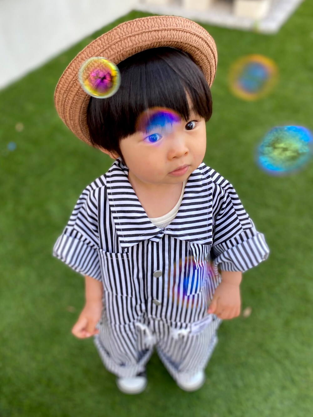 「オールインワン、ヒッコリー、DAISO、コンバース、ハイカットスニーカー、休日スタイル、カンカン帽、1歳9ヶ月、デカすぎシリーズ、シャボン玉、韓国子供服」｜「DAISOのDAISO 100円 キッズカンカン帽（帽子、ブラウン系）」を使った、KAI★AO☺︎さん（キッズ・80cm）の夏コーディネートの3枚目の写真