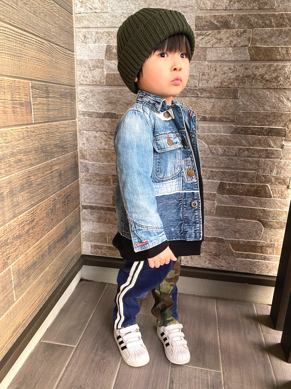 「スポーツミックス、デニムジャケット、ニット帽、スーパースター、adidas originals、スニーカー、ストリート、休日スタイル、BAYFLOW(BAYFLOW)、デニムアンドダンガリー、ラインパンツ、ペアマノンストリート」｜「BAYFLOWのニットワッチ（KIDS）（ニットキャップ/ビーニー、グリーン系）」を使った、KAI★AO☺︎さん（キッズ・90cm）の冬コーディネートの3枚目の写真