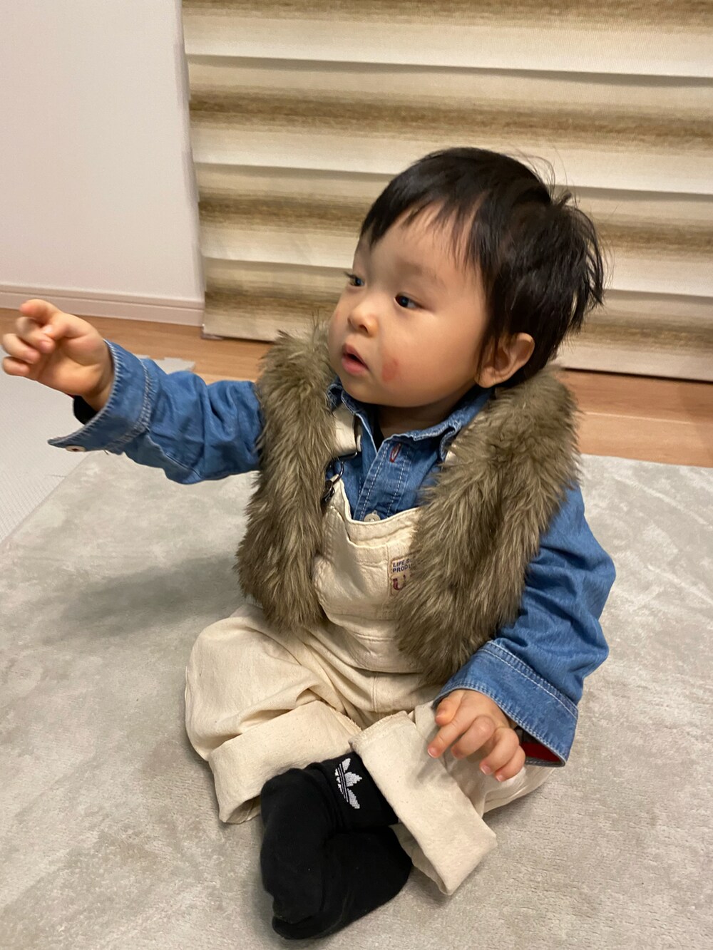「デニムシャツ、プチプラ、ファーベスト、男の子、白サロペット、1歳2ヶ月、adidas♥️Love、STOP 誹謗中傷」｜「Life Support Productsの【コットンUSA】デニムオーバーオール（80～160cm）（サロペット/オーバーオール、ホワイト系）」を使った、KAI★AO☺︎さん（キッズ・80cm）の秋コーディネートの4枚目の写真