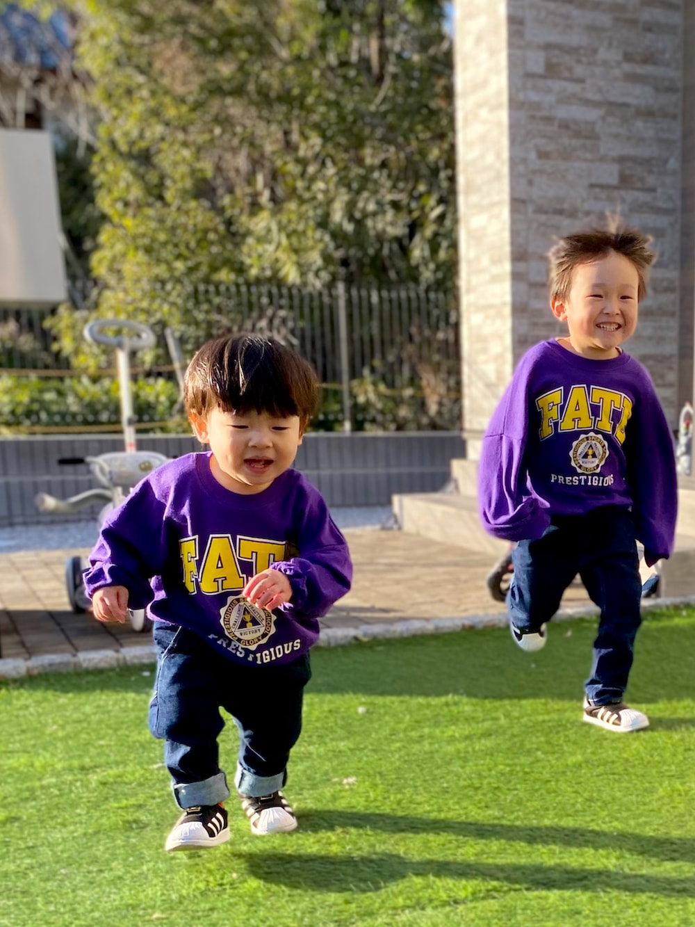 「兄弟コーディネート、おそろいコーデ、パープルコーデ、DRC branshes、Noa Department Store、デニムパンツ、スウェット、adidas」｜「DRC branshesの【WEB限定/DRC/やわらか薄手裏毛】アソートグラフィックBIGシルエットトレーナー（スウェット、パープル系）」を使った、KAI★AO☺︎さん（キッズ・100cm）の春コーディネートの4枚目の写真