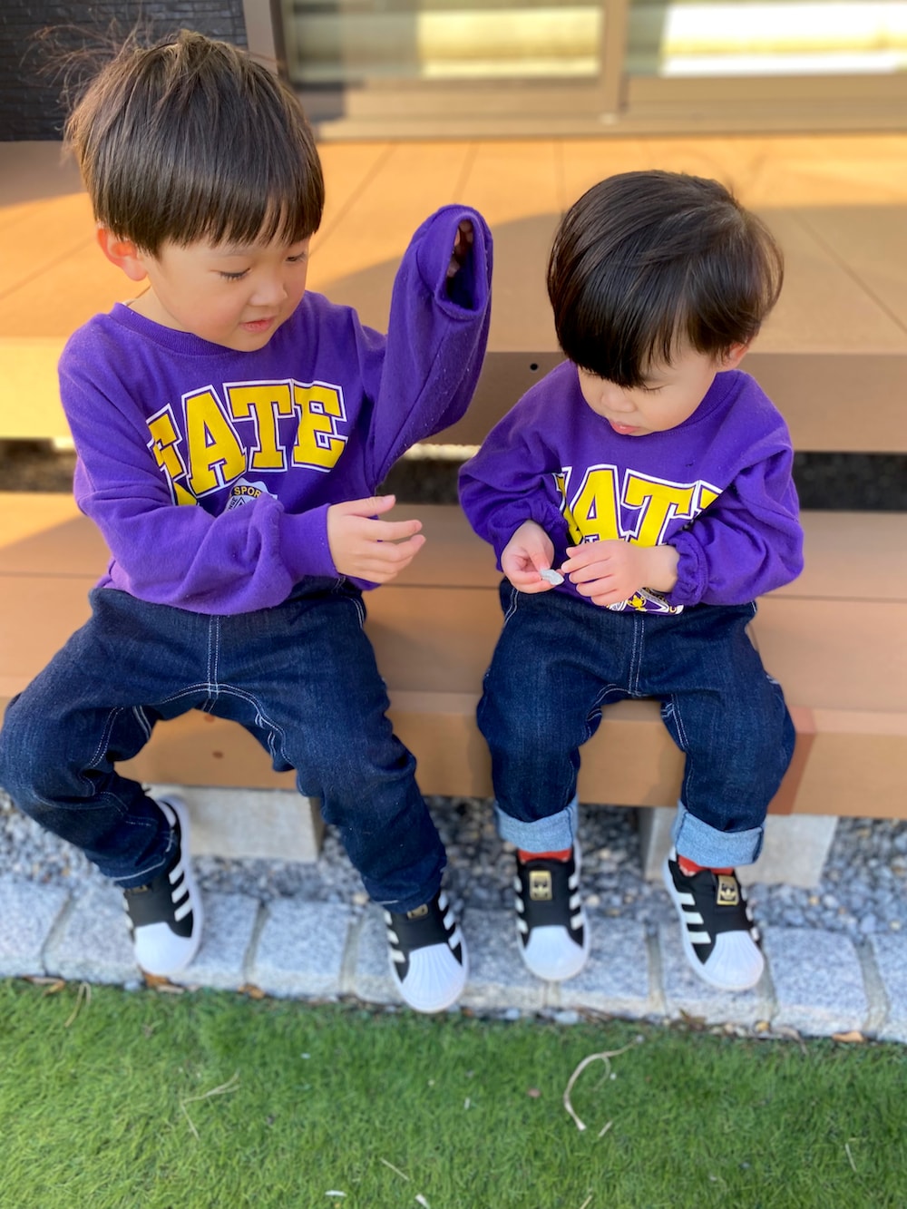 「兄弟コーディネート、おそろいコーデ、パープルコーデ、DRC branshes、Noa Department Store、デニムパンツ、スウェット、adidas」｜「DRC branshesの【WEB限定/DRC/やわらか薄手裏毛】アソートグラフィックBIGシルエットトレーナー（スウェット、パープル系）」を使った、KAI★AO☺︎さん（キッズ・100cm）の春コーディネートの3枚目の写真