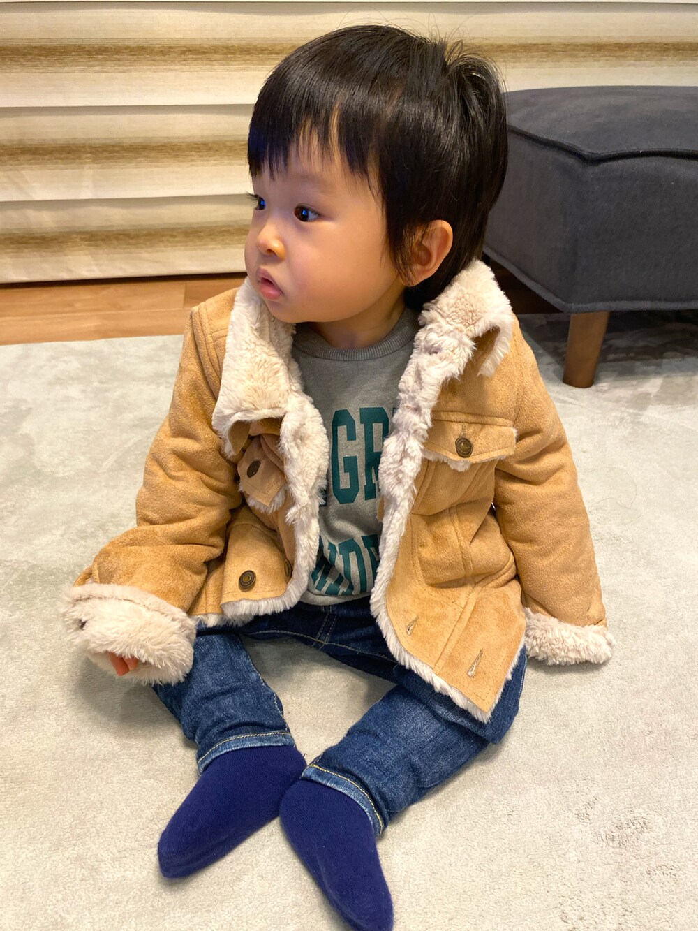 「1歳5ヶ月、男の子、ムートンコート、ブランシェス、オーバーオール、STOP 誹謗中傷、ジーンズ、おしゃれさんと繋がりたい、キッズファッション、クゥオティユースフィス、チャオパニックティピー(CIAOPANIC TYPY)、シンプルコーデ」|「BRANSHESの【カレッジロゴ】カラースリーブトレーナー(スウェット、グレー系)」を使った、KAI★AO☺︎さん(キッズ・80cm)の冬コーディネートの2枚目の写真