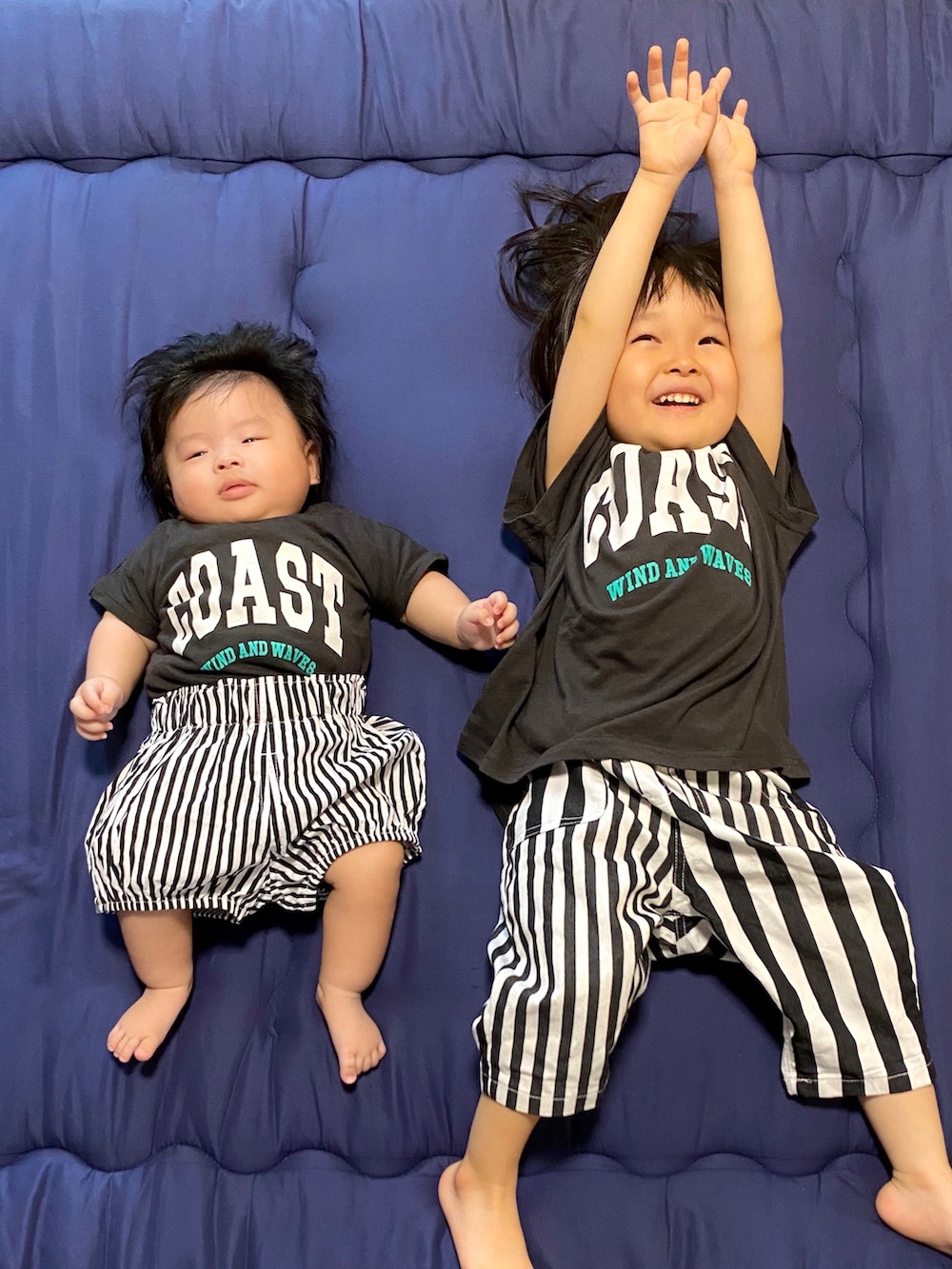 「ロンパース、4カ月、男の子ベビー、ペアマノンストリート、兄弟リンクコーデ、かぼちゃパンツ」｜「PAIRMANON STREETの【PAIRMANON STREET】【プレミアムコットン100】【かぞくおそろい】【ベビー】オリジナルグラフィック半袖Tシャツロンパース（ロンパース、ブラック系）」を使った、KAI★AO☺︎さん（キッズ・90cm）の夏コーディネートの3枚目の写真