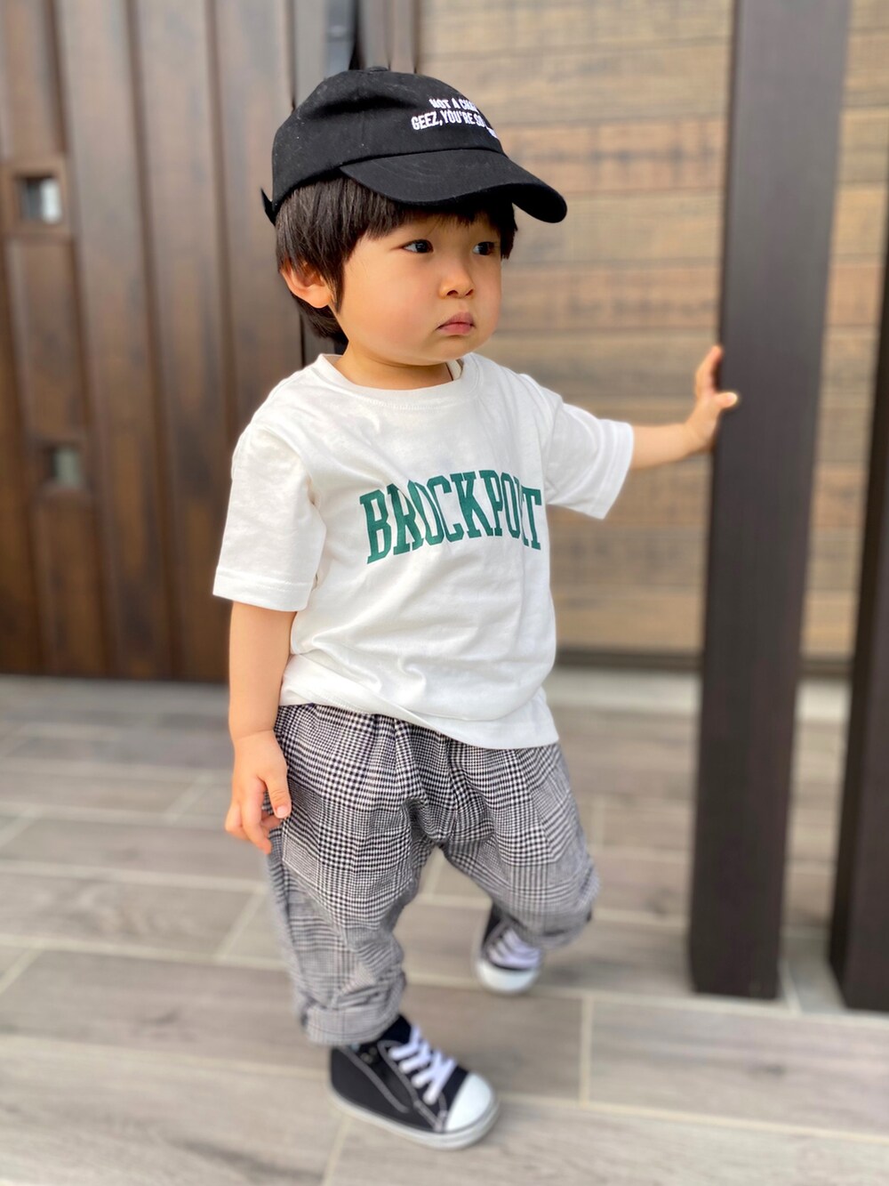 「Tシャツ、キャップ、チェックパンツ、コンバース、ハイカットスニーカー、ロゴT、devirock、グローバルワーク(GLOBAL WORK)、BREEZE、1歳9ヶ月」|「devirockのロゴ入りローキャップ(キャップ、ブラック系)」を使った、KAI★AO☺︎さん(キッズ・80cm)の夏コーディネートの2枚目の写真