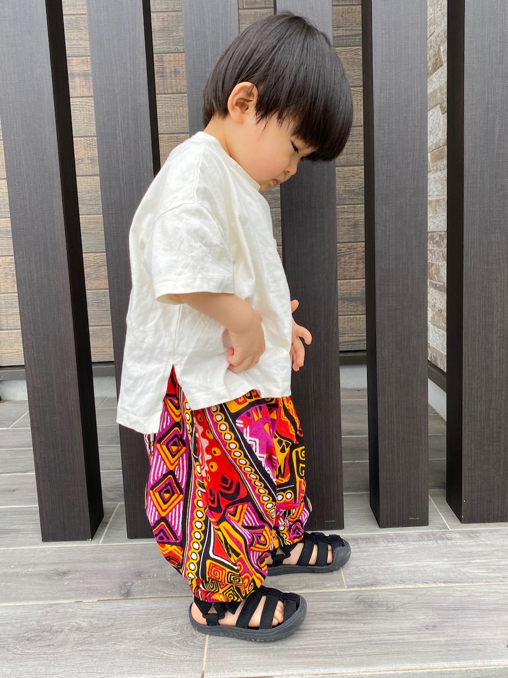「プチプラ、チャイハネ、白Tシャツ、エスニック、アジアンテイスト、グルカサンダル、ヘアバンド、柄パンツ、カジュアルコーデ」|「Life Support Productsの防汚加工ワイドポケットTシャツ(80~150cm)(Tシャツ/カットソー、ホワイト系)」を使った、KAI★AO☺︎さん(キッズ・80cm)の夏コーディネートの2枚目の写真