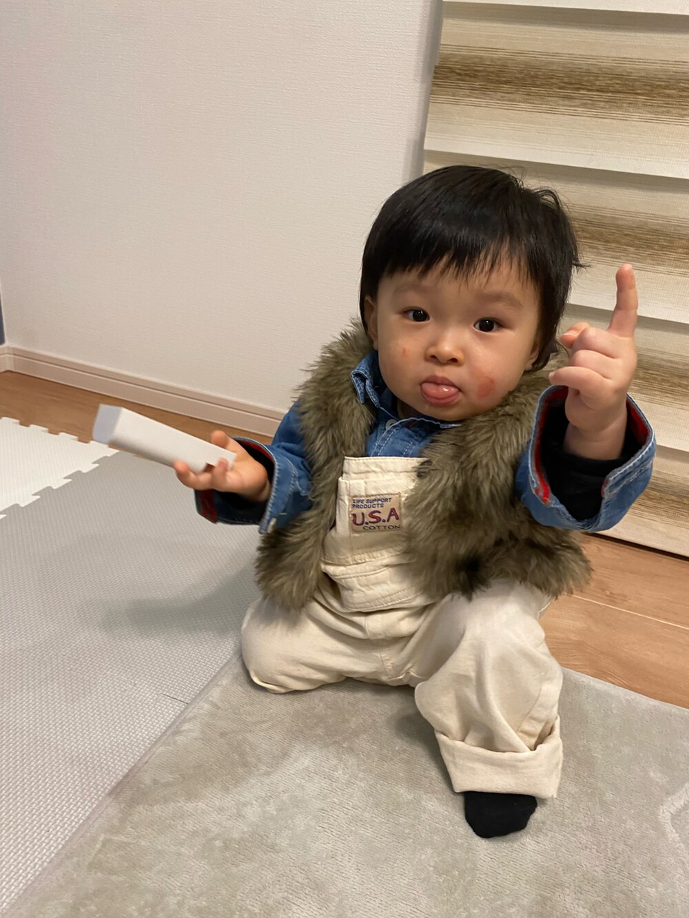 「デニムシャツ、プチプラ、ファーベスト、男の子、白サロペット、1歳2ヶ月、adidas♥️Love、STOP 誹謗中傷」｜「Life Support Productsの【コットンUSA】デニムオーバーオール（80～160cm）（サロペット/オーバーオール、ホワイト系）」を使った、KAI★AO☺︎さん（キッズ・80cm）の秋コーディネートの5枚目の写真