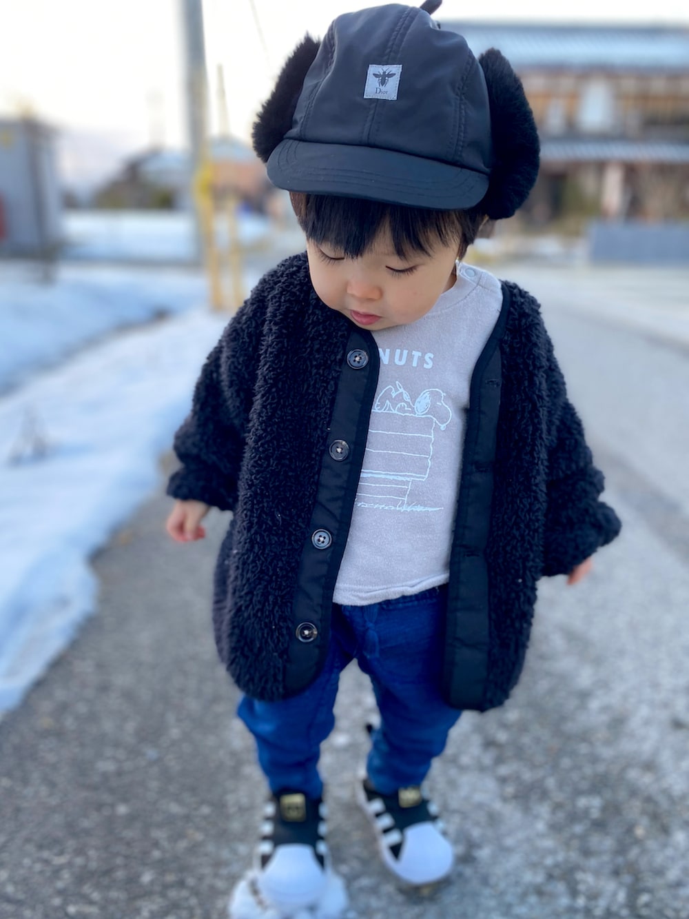 「男の子、1歳6ヶ月、ブランシェス、スヌーピー、ピーナッツ(PEANUTS)、adidas♥️Love、しまむら、ふわふわ、スニーカー、babydior、STOP 誹謗中傷、おしゃれさんと繋がりたい、おしゃれ初心者、冬コーデ」｜「BRANSHESの【ノーカラー】ボアジャケット（ブルゾン、ブラック系）」を使った、KAI★AO☺︎さん（キッズ・80cm）の春コーディネートの4枚目の写真