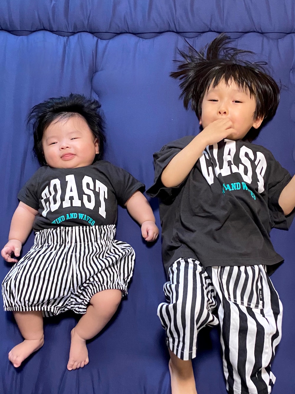 「ロンパース、4カ月、男の子ベビー、ペアマノンストリート、兄弟リンクコーデ、かぼちゃパンツ」｜「PAIRMANON STREETの【PAIRMANON STREET】【プレミアムコットン100】【かぞくおそろい】【ベビー】オリジナルグラフィック半袖Tシャツロンパース（ロンパース、ブラック系）」を使った、KAI★AO☺︎さん（キッズ・90cm）の夏コーディネートの2枚目の写真