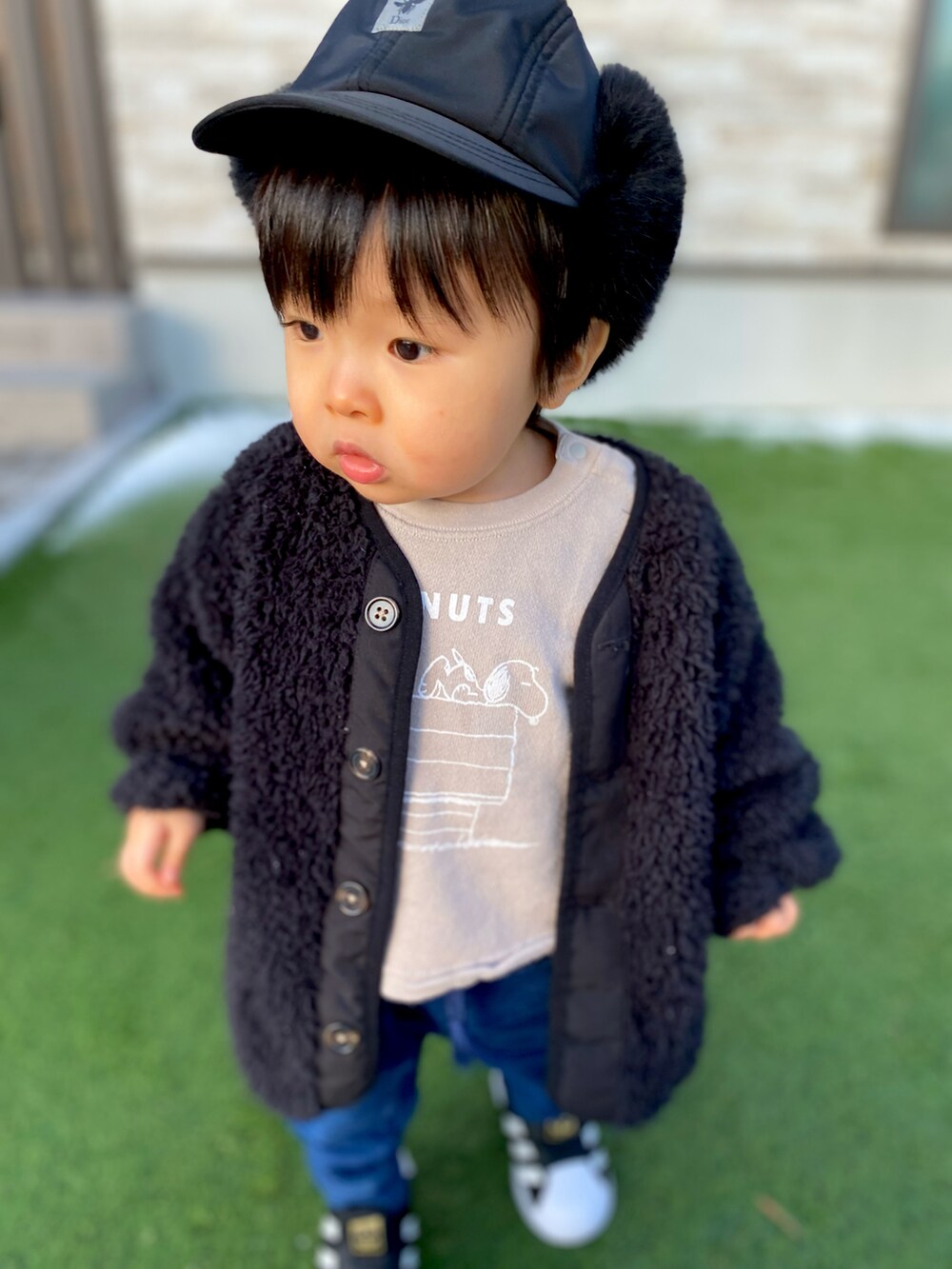 「男の子、1歳6ヶ月、ブランシェス、スヌーピー、ピーナッツ(PEANUTS)、adidas♥️Love、しまむら、ふわふわ、スニーカー、babydior、STOP 誹謗中傷、おしゃれさんと繋がりたい、おしゃれ初心者、冬コーデ」｜「BRANSHESの【ノーカラー】ボアジャケット（ブルゾン、ブラック系）」を使った、KAI★AO☺︎さん（キッズ・80cm）の春コーディネートの2枚目の写真