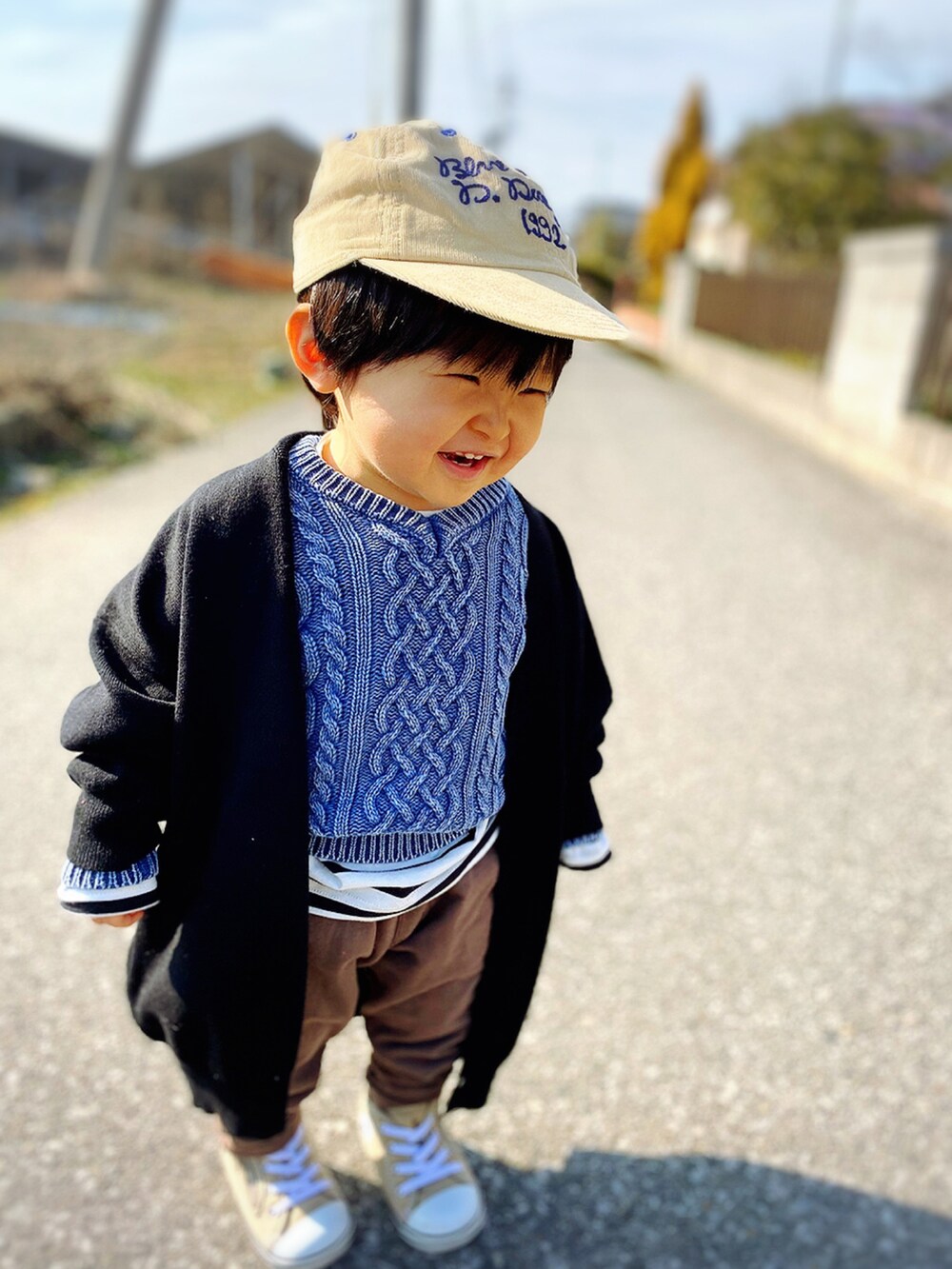 「男の子、1歳6ヶ月、DENIM DUNGAREE、devirock、レイヤードスタイル、Rodeo Crowns KIDS、西松屋、しまむら、コンバース、converse、カーディガン、キャップ」｜「DENIM DUNGAREEのアイテム（キャップ、ベージュ系）」を使った、KAI★AO☺︎さん（キッズ・80cm）の春コーディネートの3枚目の写真