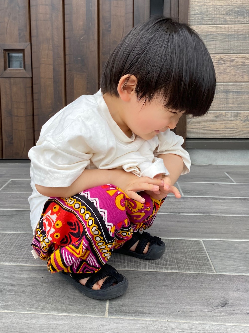 「プチプラ、チャイハネ、白Tシャツ、エスニック、アジアンテイスト、グルカサンダル、ヘアバンド、柄パンツ、カジュアルコーデ」|「Life Support Productsの防汚加工ワイドポケットTシャツ(80~150cm)(Tシャツ/カットソー、ホワイト系)」を使った、KAI★AO☺︎さん(キッズ・80cm)の夏コーディネートの5枚目の写真