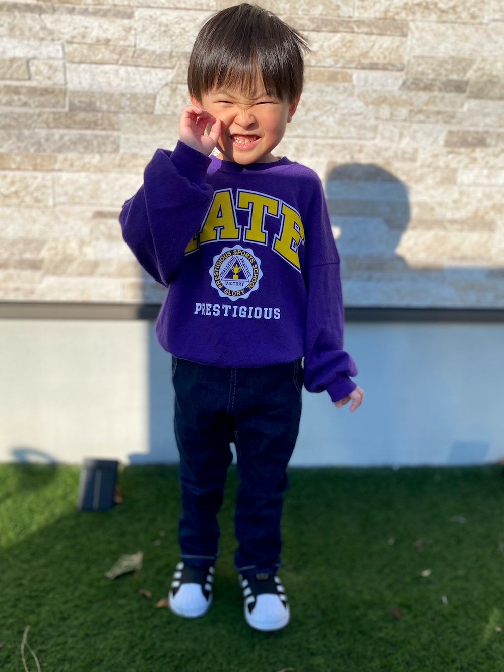 「兄弟コーディネート、おそろいコーデ、パープルコーデ、DRC branshes、Noa Department Store、デニムパンツ、スウェット、adidas」｜「DRC branshesの【WEB限定/DRC/やわらか薄手裏毛】アソートグラフィックBIGシルエットトレーナー（スウェット、パープル系）」を使った、KAI★AO☺︎さん（キッズ・100cm）の春コーディネートの5枚目の写真