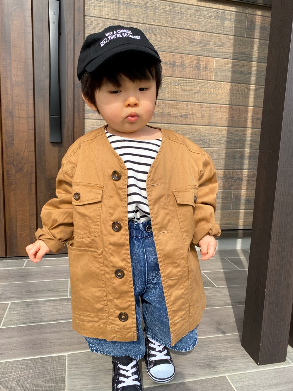 「男の子、1歳7カ月、はるコーデ、ボーダートップス、devirock、チャオパニックティピー(CIAOPANIC TYPY)、birthday、コンバース、ワイドシルエット、ワイドデニム、キャップ、春コーデ、休日スタイル、春夏コーデ」｜「devirockのロゴ入りローキャップ（キャップ、ブラック系）」を使った、KAI★AO☺︎さん（キッズ・80cm）の春コーディネートの2枚目の写真
