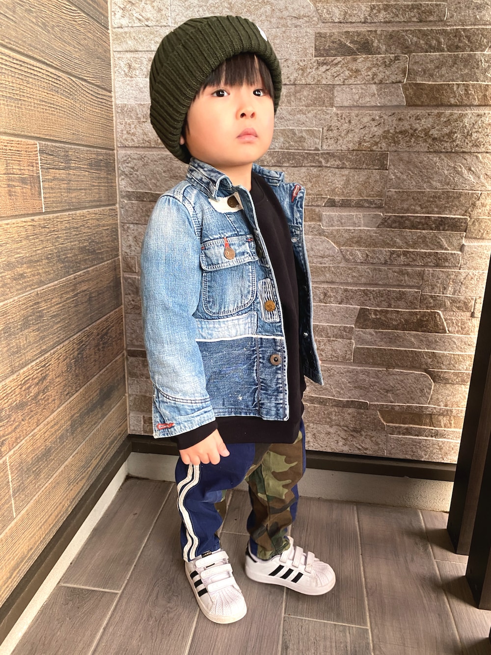 「スポーツミックス、デニムジャケット、ニット帽、スーパースター、adidas originals、スニーカー、ストリート、休日スタイル、BAYFLOW(BAYFLOW)、デニムアンドダンガリー、ラインパンツ、ペアマノンストリート」｜「BAYFLOWのニットワッチ（KIDS）（ニットキャップ/ビーニー、グリーン系）」を使った、KAI★AO☺︎さん（キッズ・90cm）の冬コーディネートの4枚目の写真