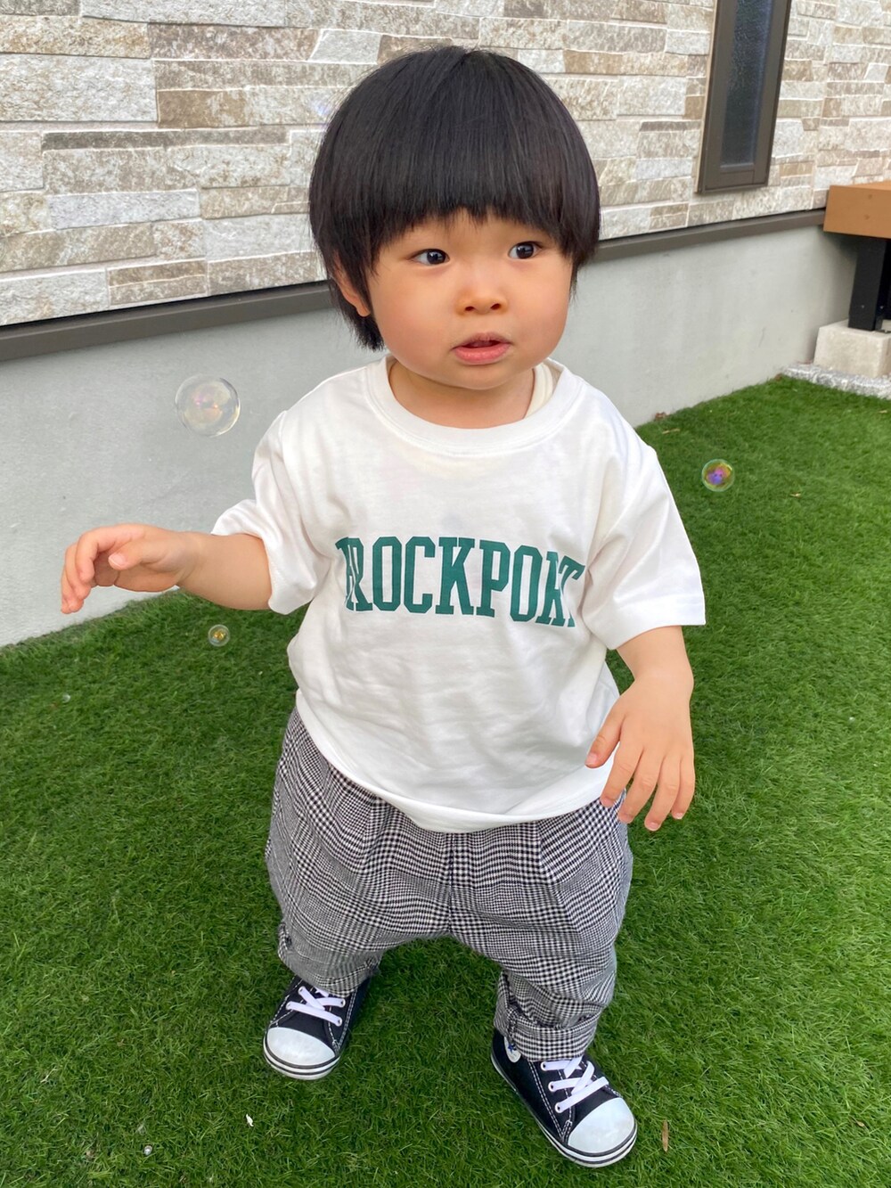 「Tシャツ、キャップ、チェックパンツ、コンバース、ハイカットスニーカー、ロゴT、devirock、グローバルワーク(GLOBAL WORK)、BREEZE、1歳9ヶ月」|「devirockのロゴ入りローキャップ(キャップ、ブラック系)」を使った、KAI★AO☺︎さん(キッズ・80cm)の夏コーディネートの3枚目の写真