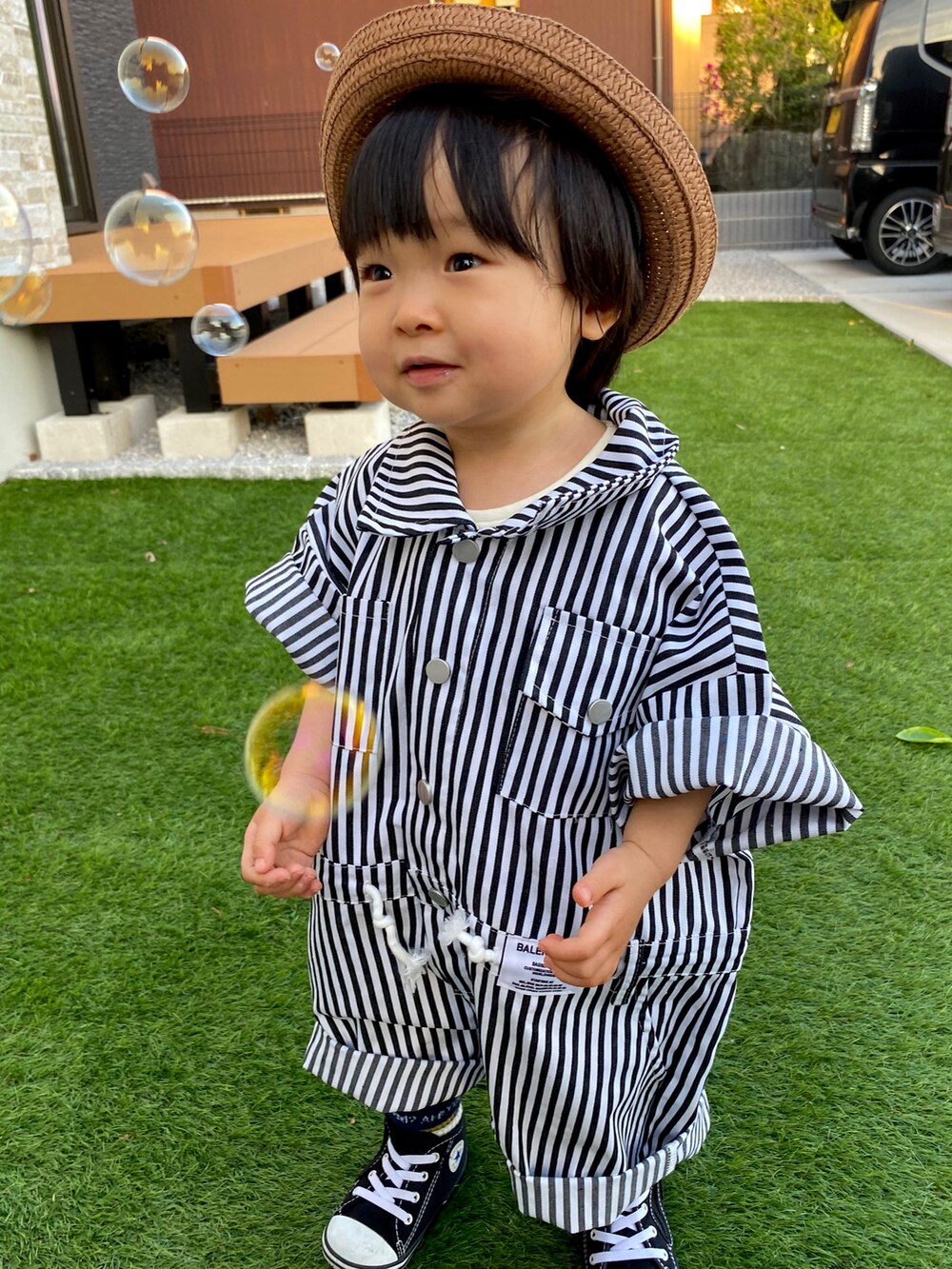 「オールインワン、ヒッコリー、DAISO、コンバース、ハイカットスニーカー、休日スタイル、カンカン帽、1歳9ヶ月、デカすぎシリーズ、シャボン玉、韓国子供服」｜「DAISOのDAISO 100円 キッズカンカン帽（帽子、ブラウン系）」を使った、KAI★AO☺︎さん（キッズ・80cm）の夏コーディネートの4枚目の写真