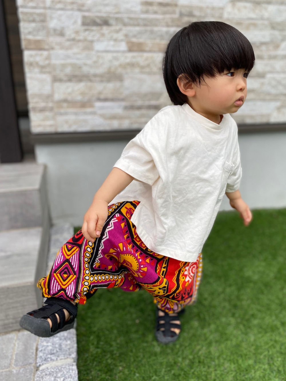 「プチプラ、チャイハネ、白Tシャツ、エスニック、アジアンテイスト、グルカサンダル、ヘアバンド、柄パンツ、カジュアルコーデ」|「Life Support Productsの防汚加工ワイドポケットTシャツ(80~150cm)(Tシャツ/カットソー、ホワイト系)」を使った、KAI★AO☺︎さん(キッズ・80cm)の夏コーディネートの3枚目の写真