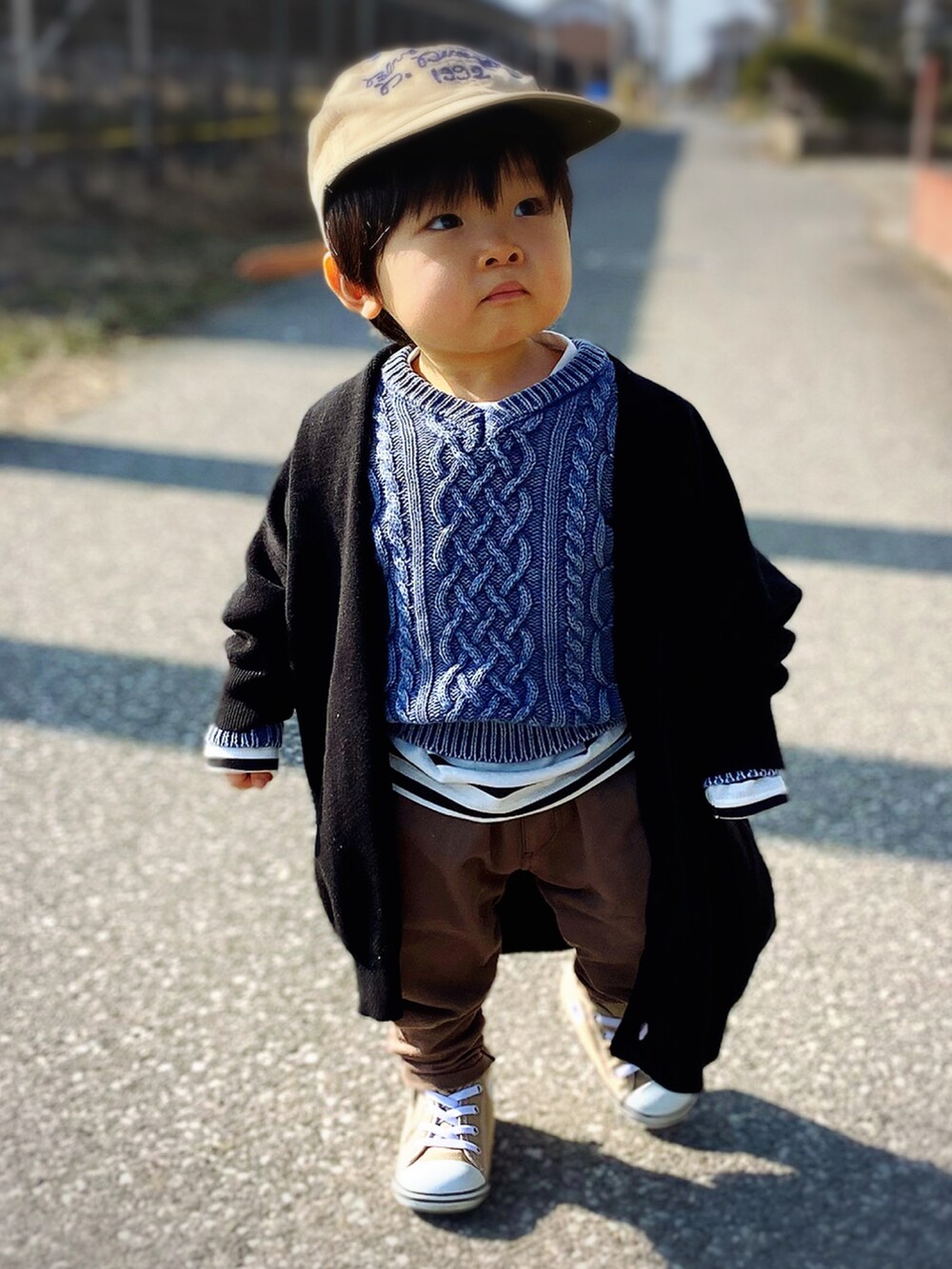 「男の子、1歳6ヶ月、DENIM DUNGAREE、devirock、レイヤードスタイル、Rodeo Crowns KIDS、西松屋、しまむら、コンバース、converse、カーディガン、キャップ」｜「DENIM DUNGAREEのアイテム（キャップ、ベージュ系）」を使った、KAI★AO☺︎さん（キッズ・80cm）の春コーディネートの4枚目の写真