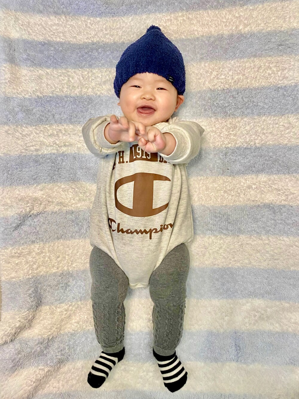 「１０ヶ月Boy、チャンピオン、タイツ×靴下、ロンパース、ロンパースはそろそろ卒業、petit main、ニット帽」｜「petit mainのとんがりマシュマロビーニー（ニットキャップ/ビーニー、ブルー系）」を使った、KAI★AO☺︎さん（キッズ・90cm）の冬コーディネートの5枚目の写真
