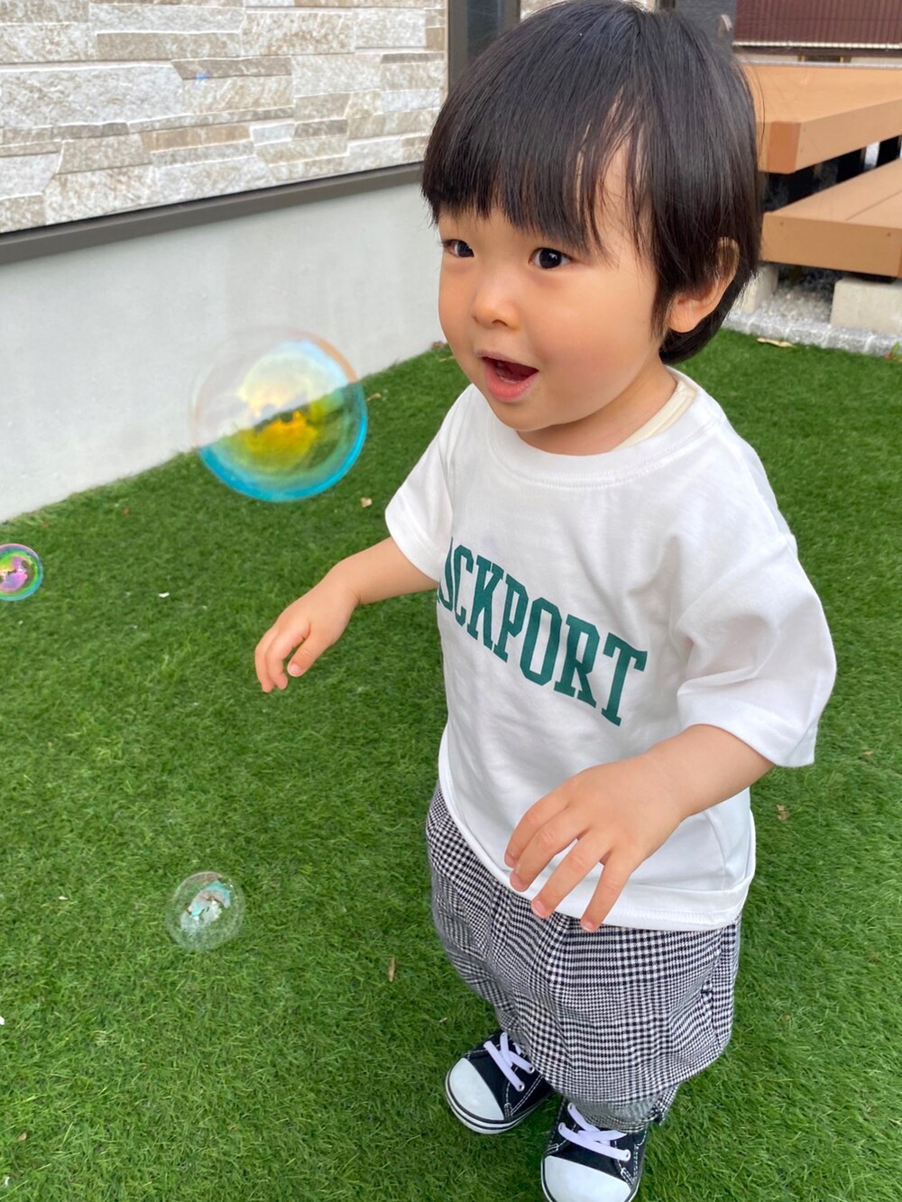 「Tシャツ、キャップ、チェックパンツ、コンバース、ハイカットスニーカー、ロゴT、devirock、グローバルワーク(GLOBAL WORK)、BREEZE、1歳9ヶ月」|「devirockのロゴ入りローキャップ(キャップ、ブラック系)」を使った、KAI★AO☺︎さん(キッズ・80cm)の夏コーディネートの4枚目の写真