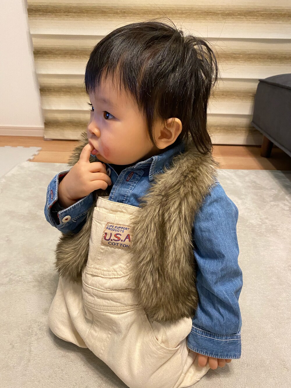 「デニムシャツ、プチプラ、ファーベスト、男の子、白サロペット、1歳2ヶ月、adidas♥️Love、STOP 誹謗中傷」｜「Life Support Productsの【コットンUSA】デニムオーバーオール（80～160cm）（サロペット/オーバーオール、ホワイト系）」を使った、KAI★AO☺︎さん（キッズ・80cm）の秋コーディネートの3枚目の写真