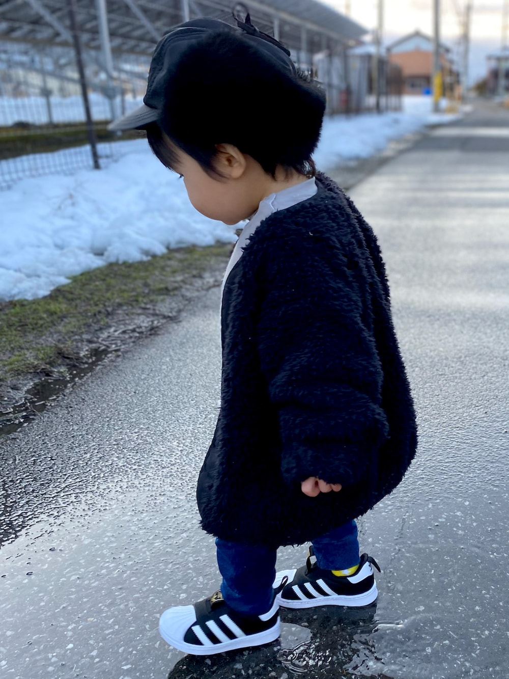 「男の子、1歳6ヶ月、ブランシェス、スヌーピー、ピーナッツ(PEANUTS)、adidas♥️Love、しまむら、ふわふわ、スニーカー、babydior、STOP 誹謗中傷、おしゃれさんと繋がりたい、おしゃれ初心者、冬コーデ」｜「BRANSHESの【ノーカラー】ボアジャケット（ブルゾン、ブラック系）」を使った、KAI★AO☺︎さん（キッズ・80cm）の春コーディネートの3枚目の写真
