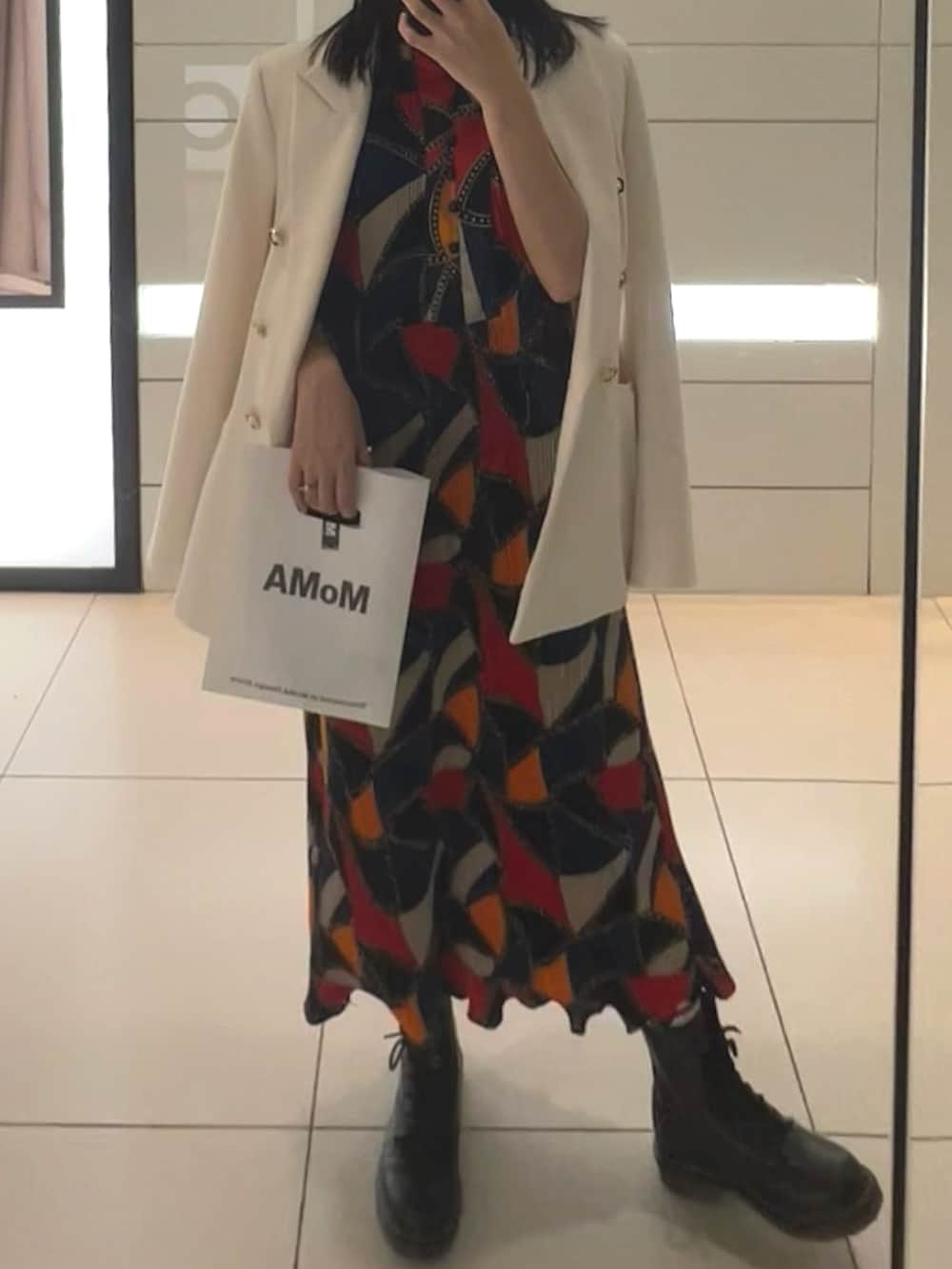 ブラック系のブーティ、ブラック系のブーティ、その他のワンピースを着用したレディースの春コーディネートの2枚目の写真