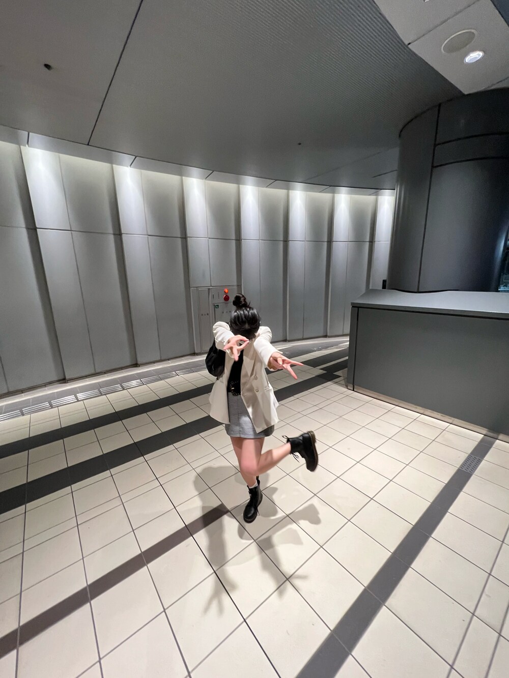 ブラック系のブーティ、ブラック系のブーティを着用したレディースの春コーディネートの3枚目の写真