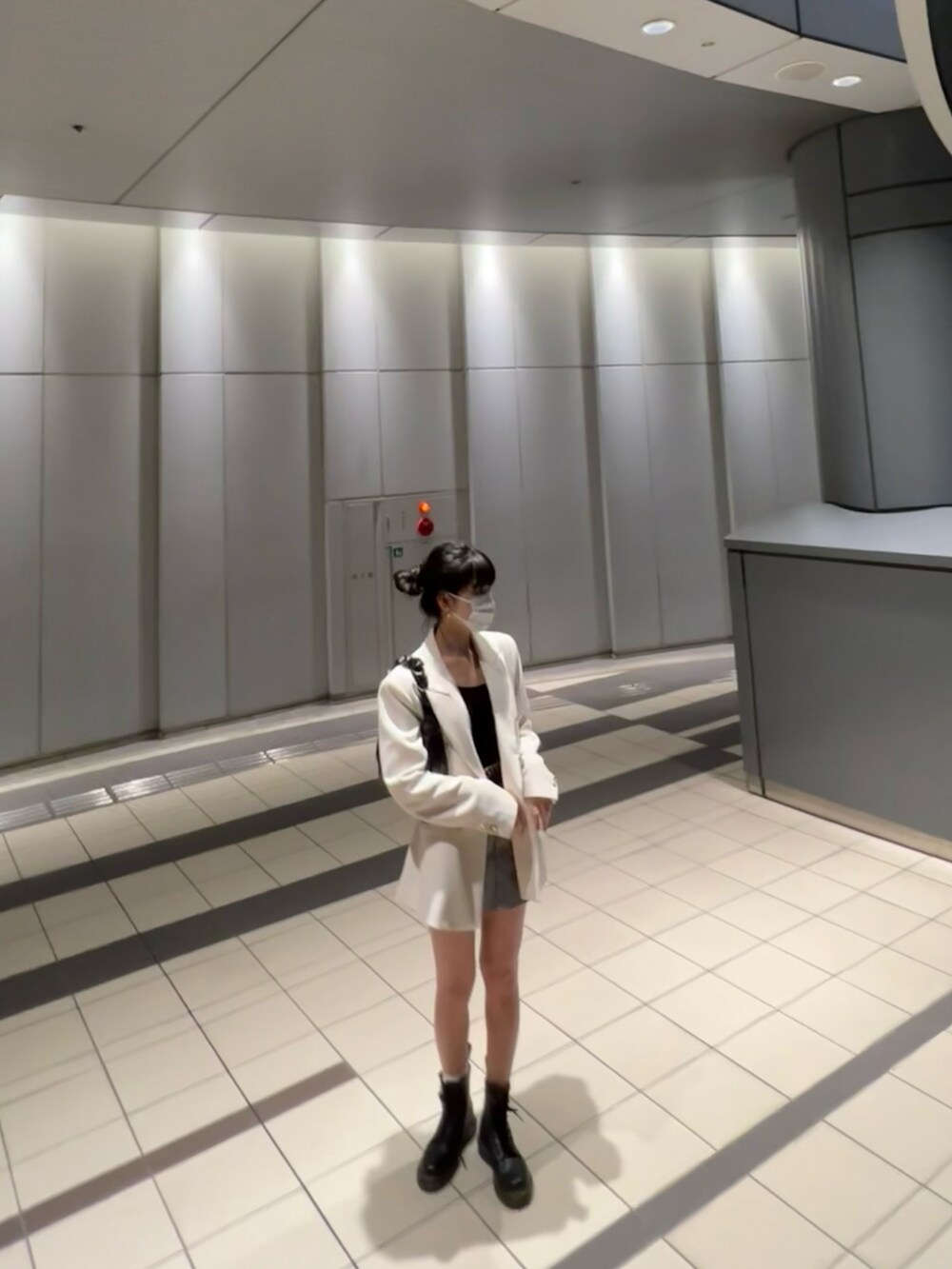 ブラック系のブーティ、ブラック系のブーティを着用したレディースの春コーディネートの2枚目の写真