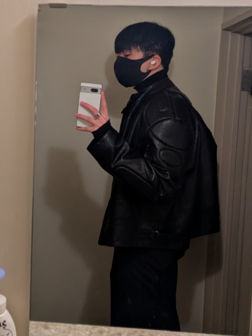 ブラック系のTシャツ/カットソーを着用したメンズの秋コーディネートの4枚目の写真