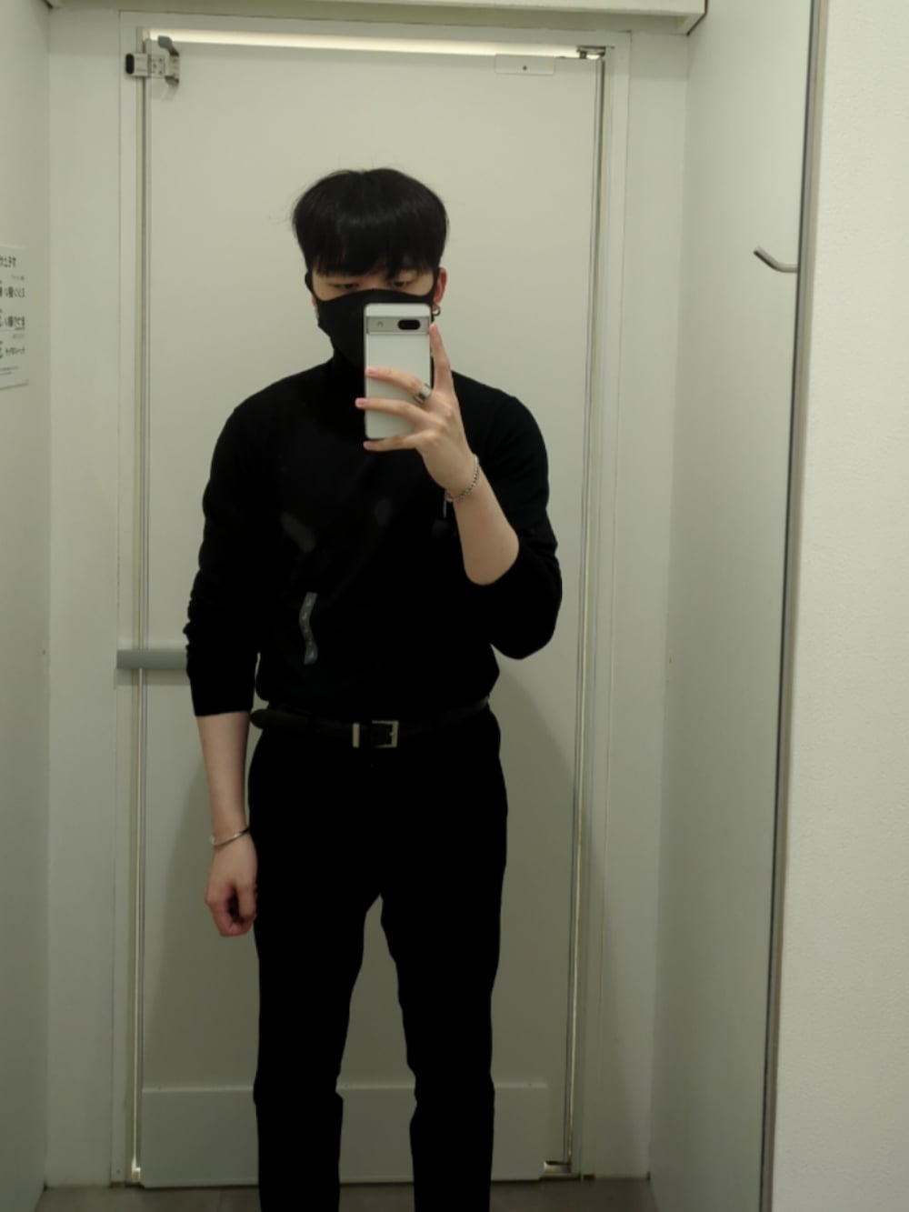 ブラック系のTシャツ/カットソーを着用したメンズの秋コーディネートの5枚目の写真