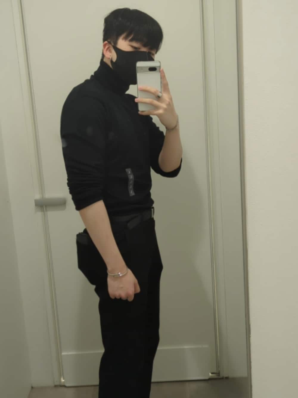 ブラック系のTシャツ/カットソーを着用したメンズの秋コーディネートの2枚目の写真