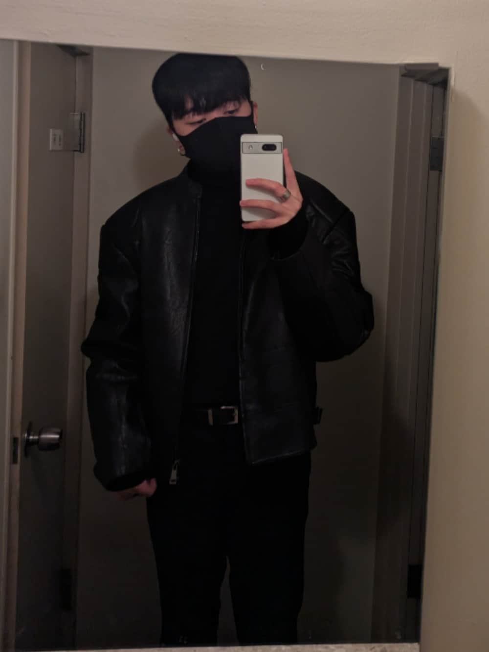 ブラック系のTシャツ/カットソーを着用したメンズの秋コーディネートの3枚目の写真