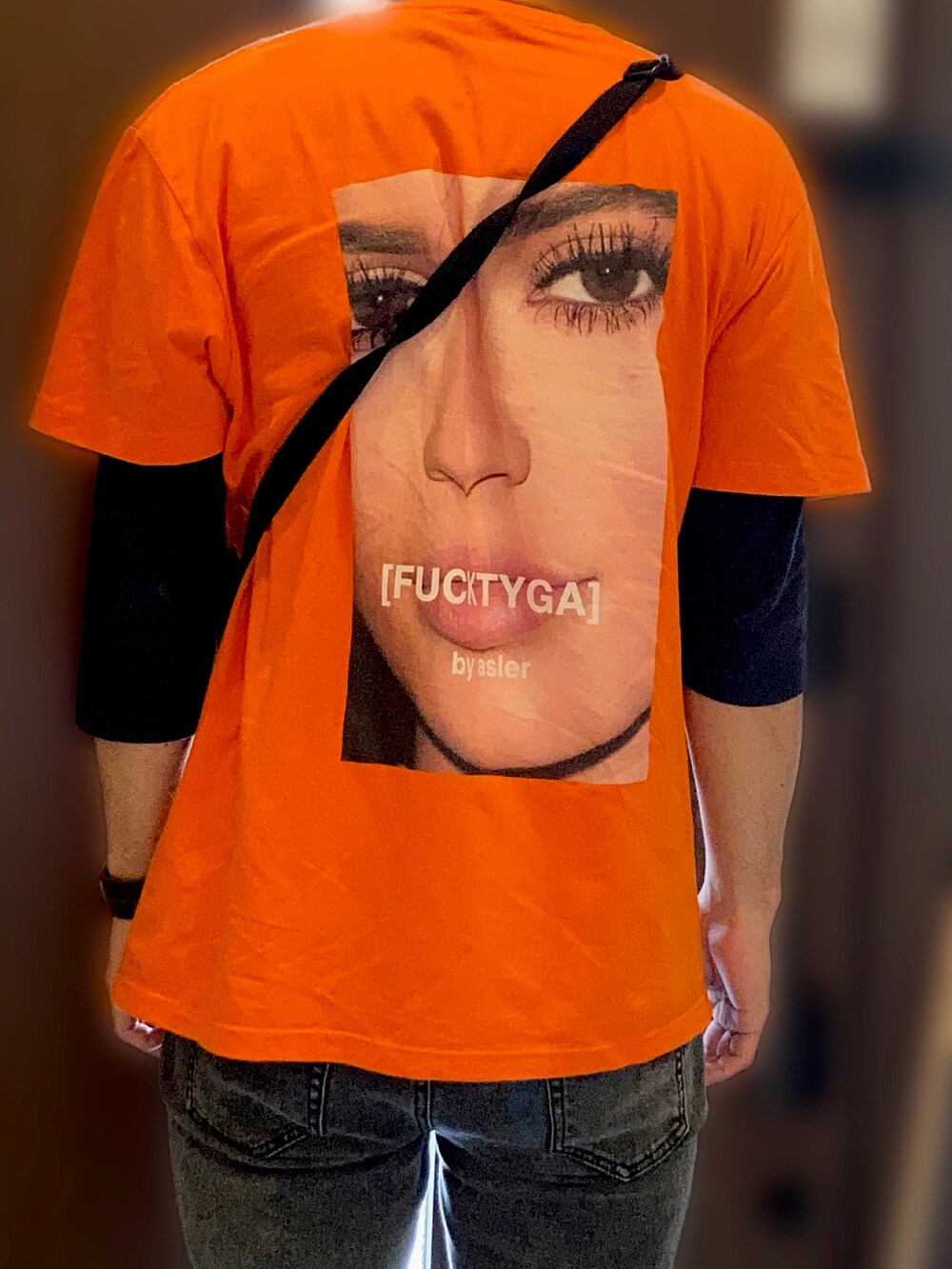 オレンジ系のTシャツ/カットソー、オレンジ系のスニーカーを着用したメンズの春コーディネートの2枚目の写真