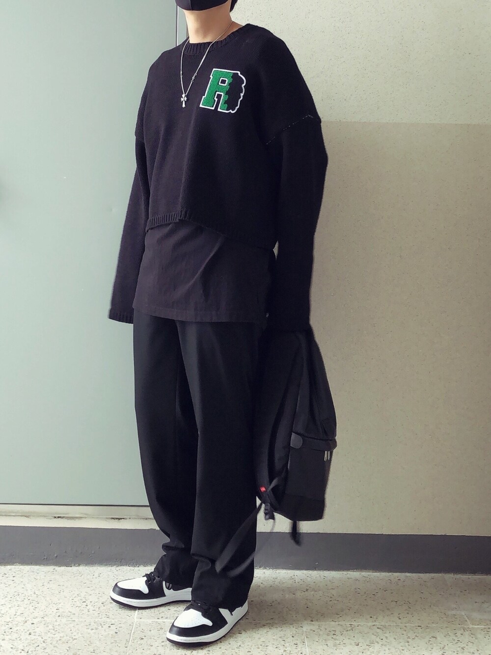 ブラック系のニット/セーター、ブラック系のバッグ、ブラック系のパンツを着用したメンズの秋コーディネートの3枚目の写真