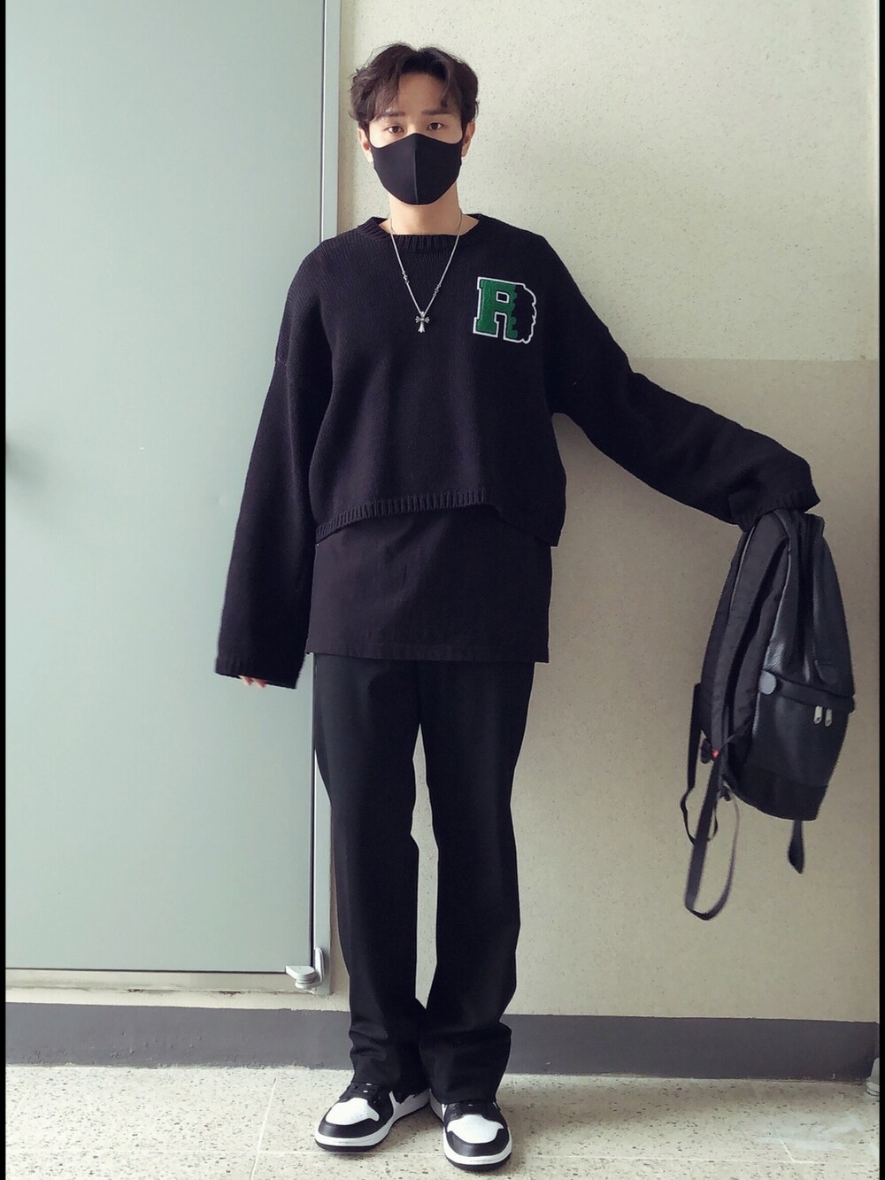 ブラック系のニット/セーター、ブラック系のバッグ、ブラック系のパンツを着用したメンズの秋コーディネートの2枚目の写真