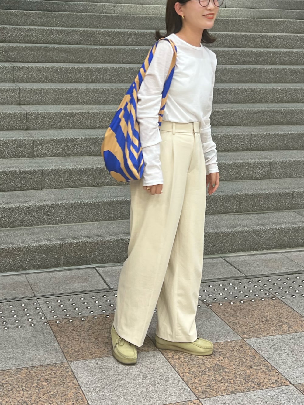 「clarks、ホワイト」｜「Ray BEAMSのアイテム（バッグ、ブルー系）」を使った、m.さん（レディース・160cm）の夏コーディネートの2枚目の写真