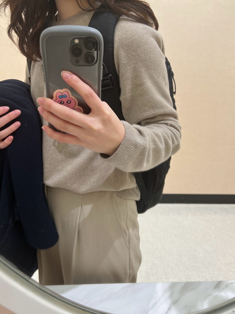 「シンプル、コート、スラックス、スニーカー、UNIQLO、ootd」｜「SLOBE IENAのメルトンビッグPコート（ピーコート、ブルー系）」を使った、m.さん（レディース・160cm）の冬コーディネートの2枚目の写真